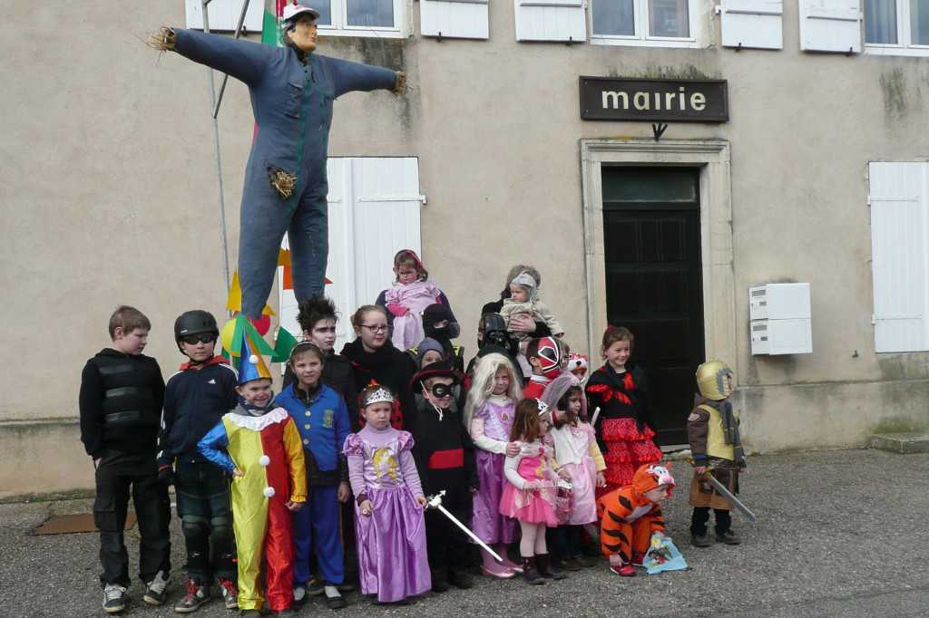 la troupe des enfants déguisés autour de M. CARNAVAL