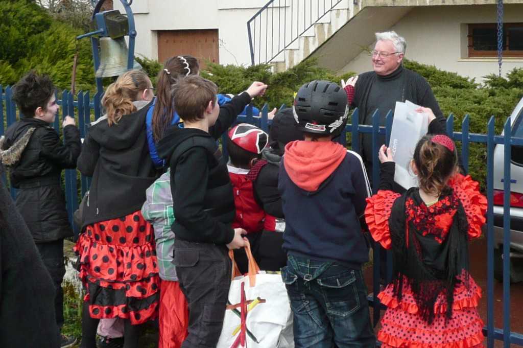 les enfants à la chasse aux bonbons