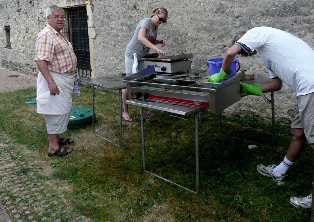 Après la fête, il faut nettoyer le matériel